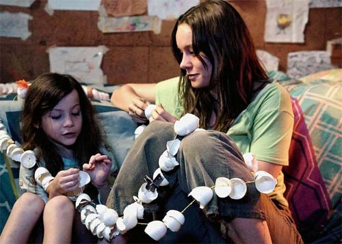 Бри Ларсон в фильме Комната